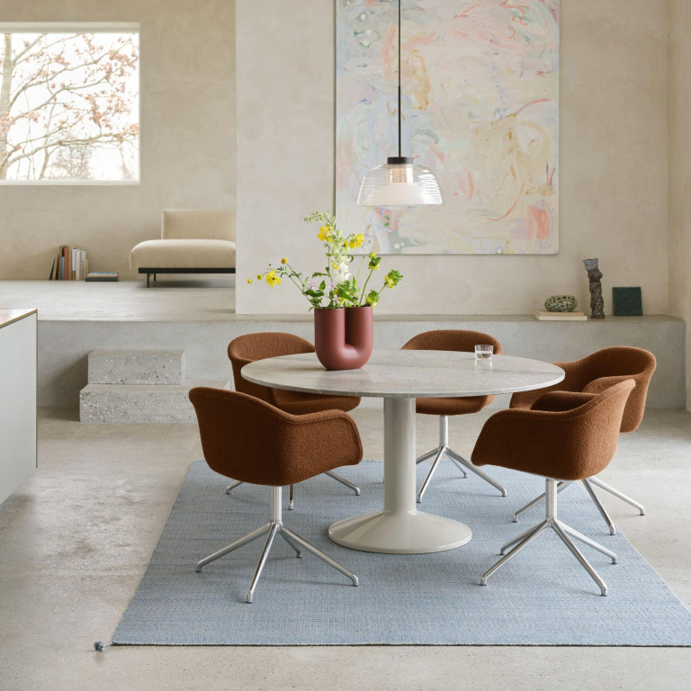Muuto Midst eettafel Ø140 zwart onderstel, donker geolied eiken