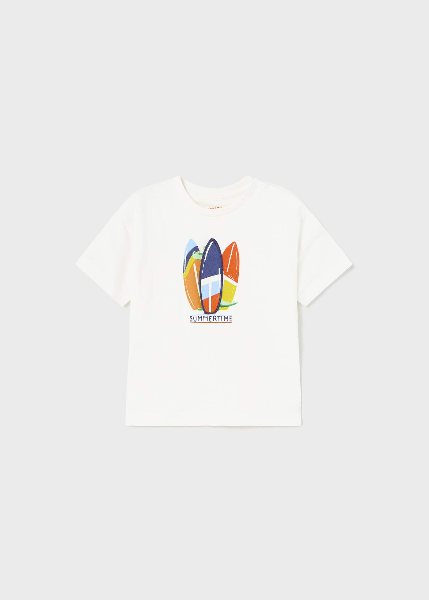 Camiseta infantil com estampa interativa feita de algodão sustentável.