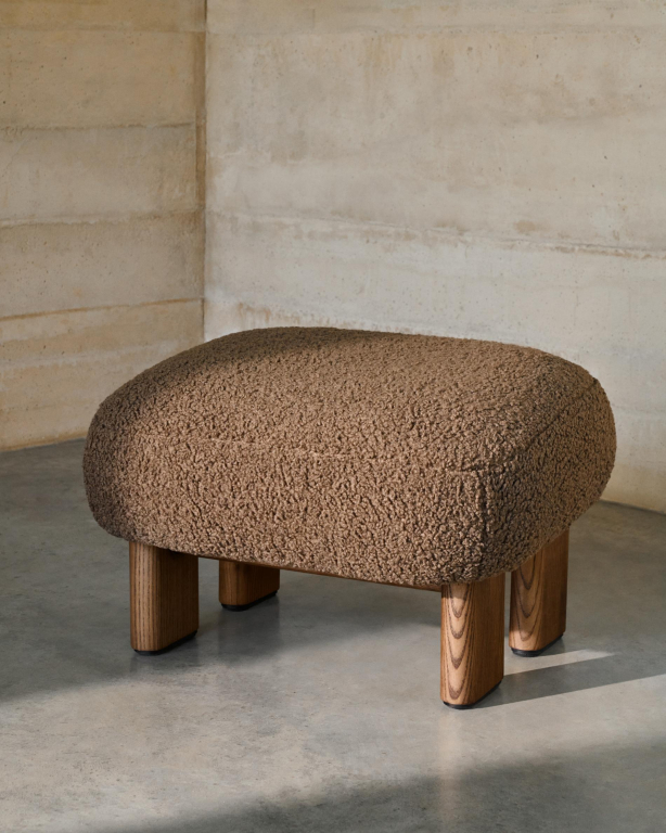 Kave Home Nema voetenbank walnoot/taupe