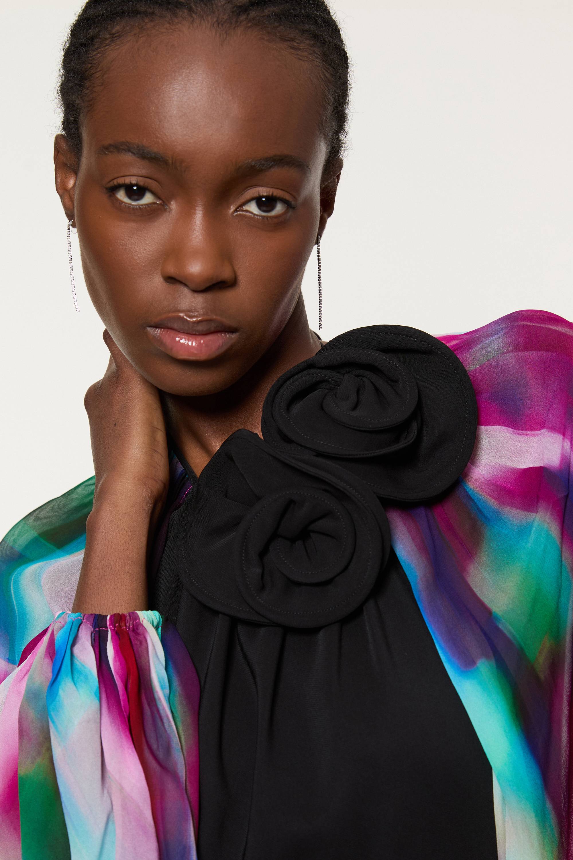 KarenMillen Robe Maxi Longue Imprimée Cady en Viscose avec Épaules Dévoilées et Dos Drapé en Georgette Viscose