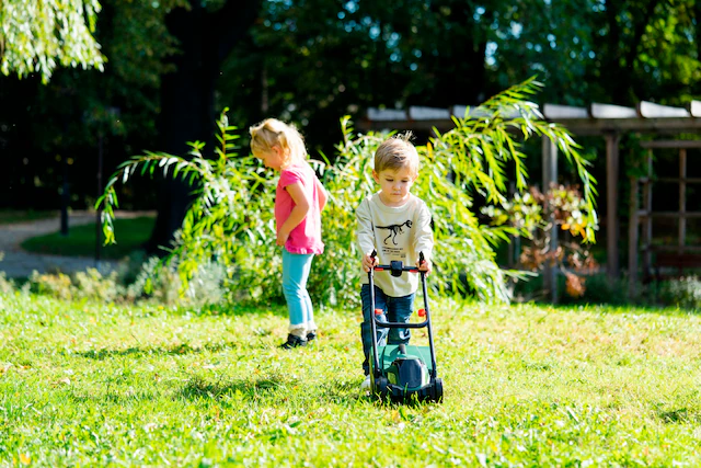 Klein Kinder-Rasenmäher »Bosch mini, Rotak II« Made in Germany