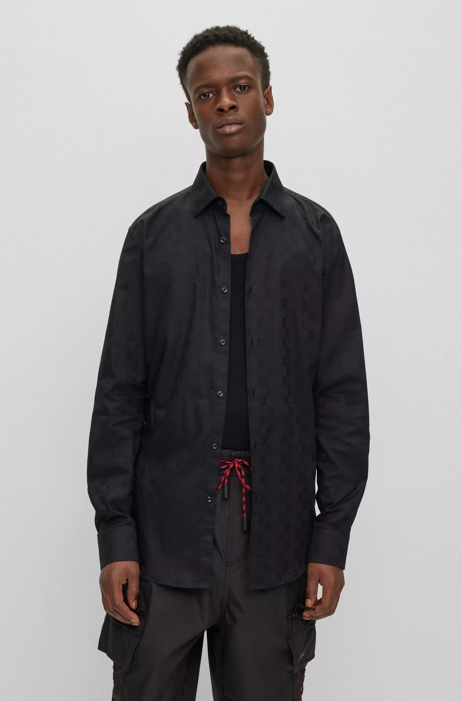 Camisa HUGO vermelha de corte slim em algodão com jacquard de logotipos sobrepostos.