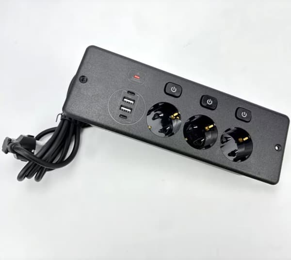 INF Stikkontakt med tre kontakter og USB-uttak (europeisk standard)