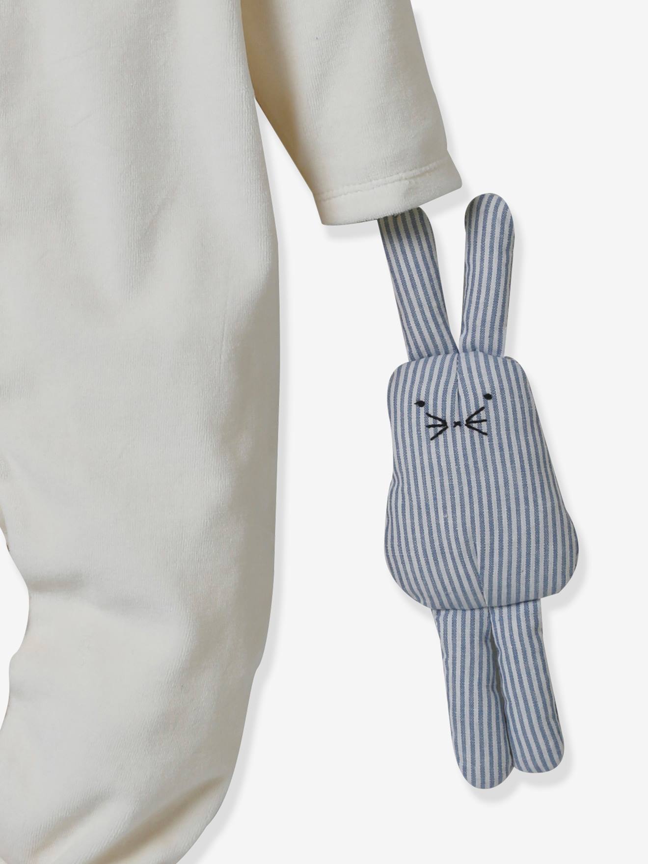 Caixa de presente para bebê: macacão de veludo e brinquedo de pelúcia.