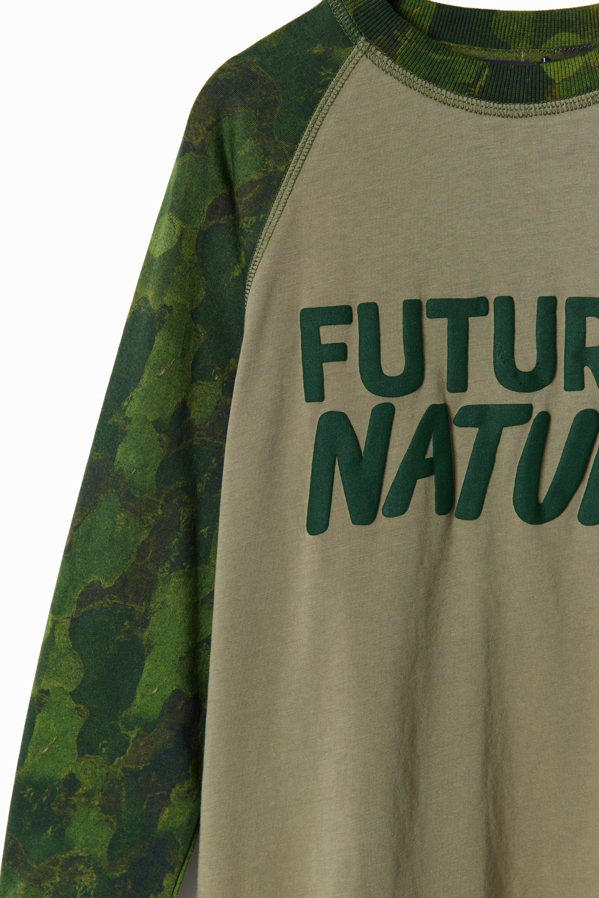 Camiseta com estampa camuflada e mensagem