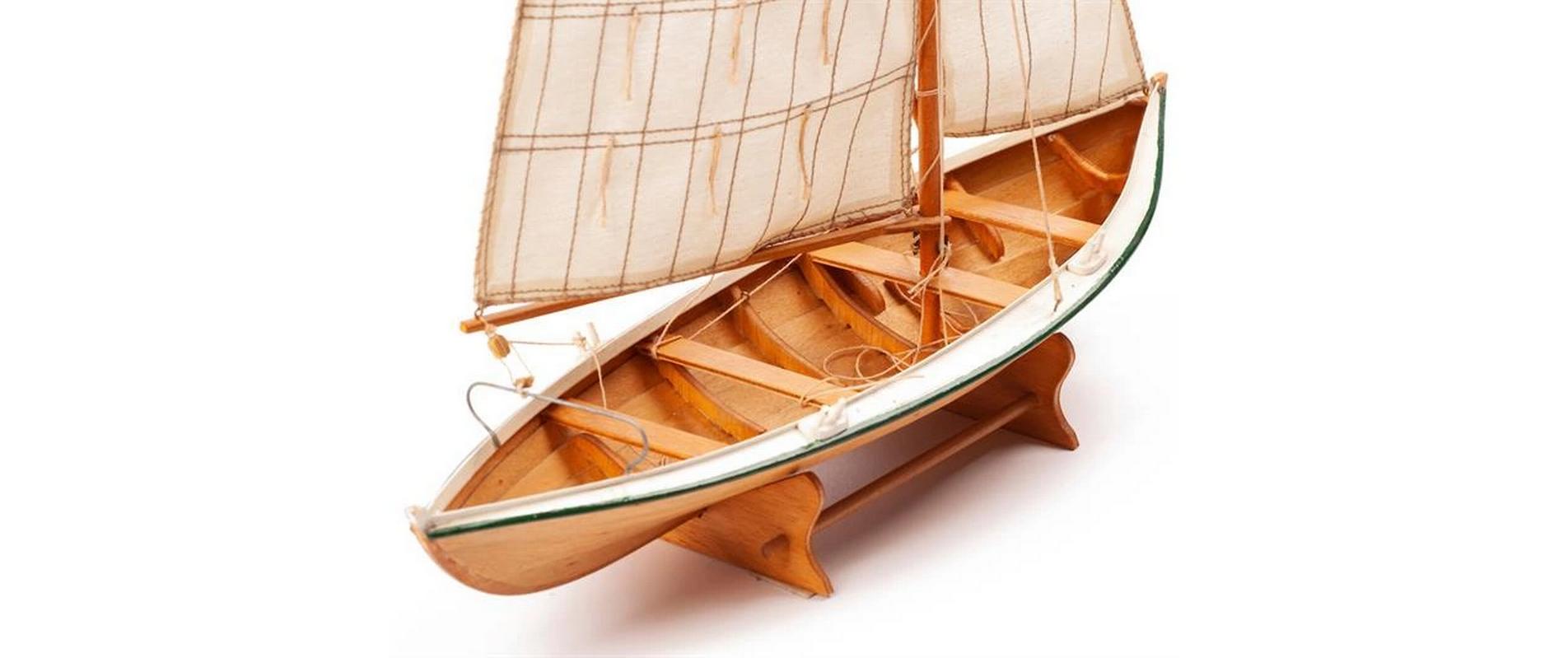 Bausatz Torborg 1:20, 320 mmDetaillierter Bausatz eines Ruder- und Segelbootes