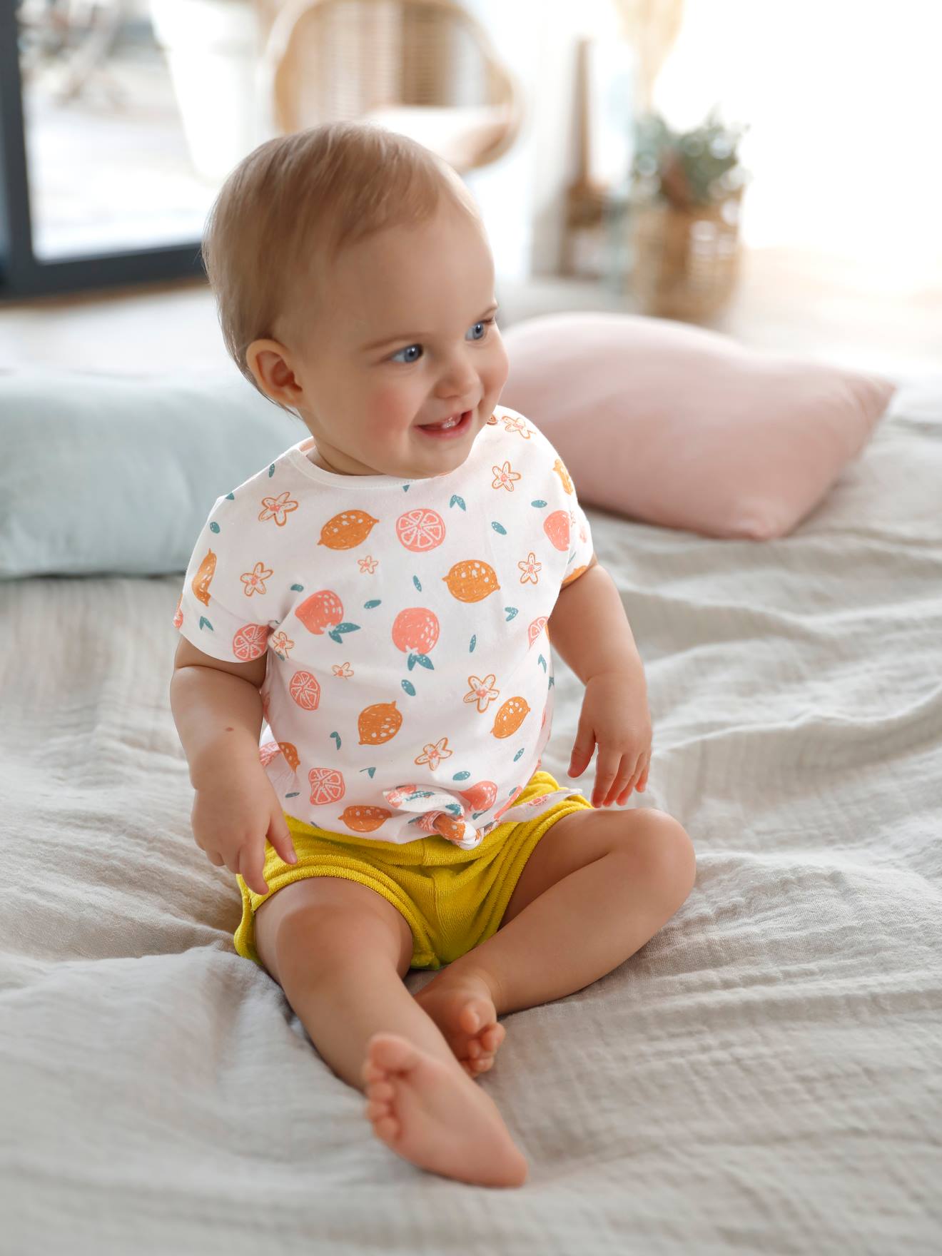 Pacote com 4 shorts de lã polar para bebê em dois tons de amarelo escuro/multicoloridos