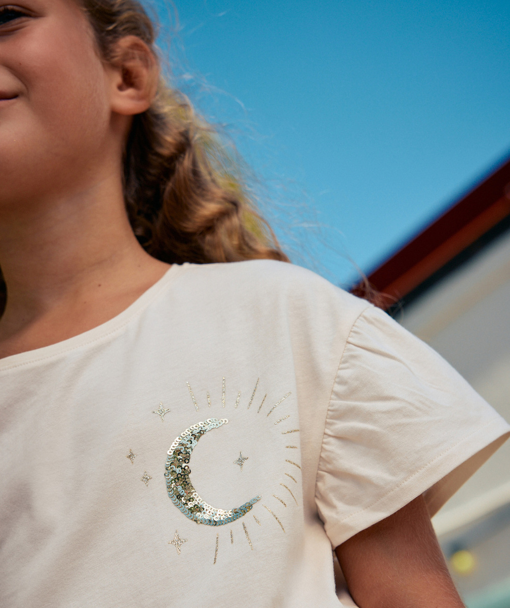 t-shirt manches courtes fille en coton bio écru avec motif lune et étoiles en sequins
