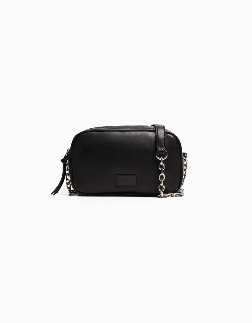 Bolsa transversal com fecho duplo de zíper e corrente.