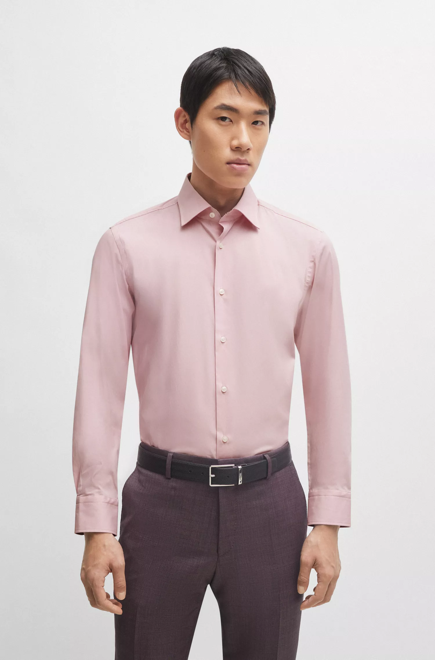 Camisa BOSS preta de corte slim, confeccionada em popeline de algodão elástico de fácil passar.