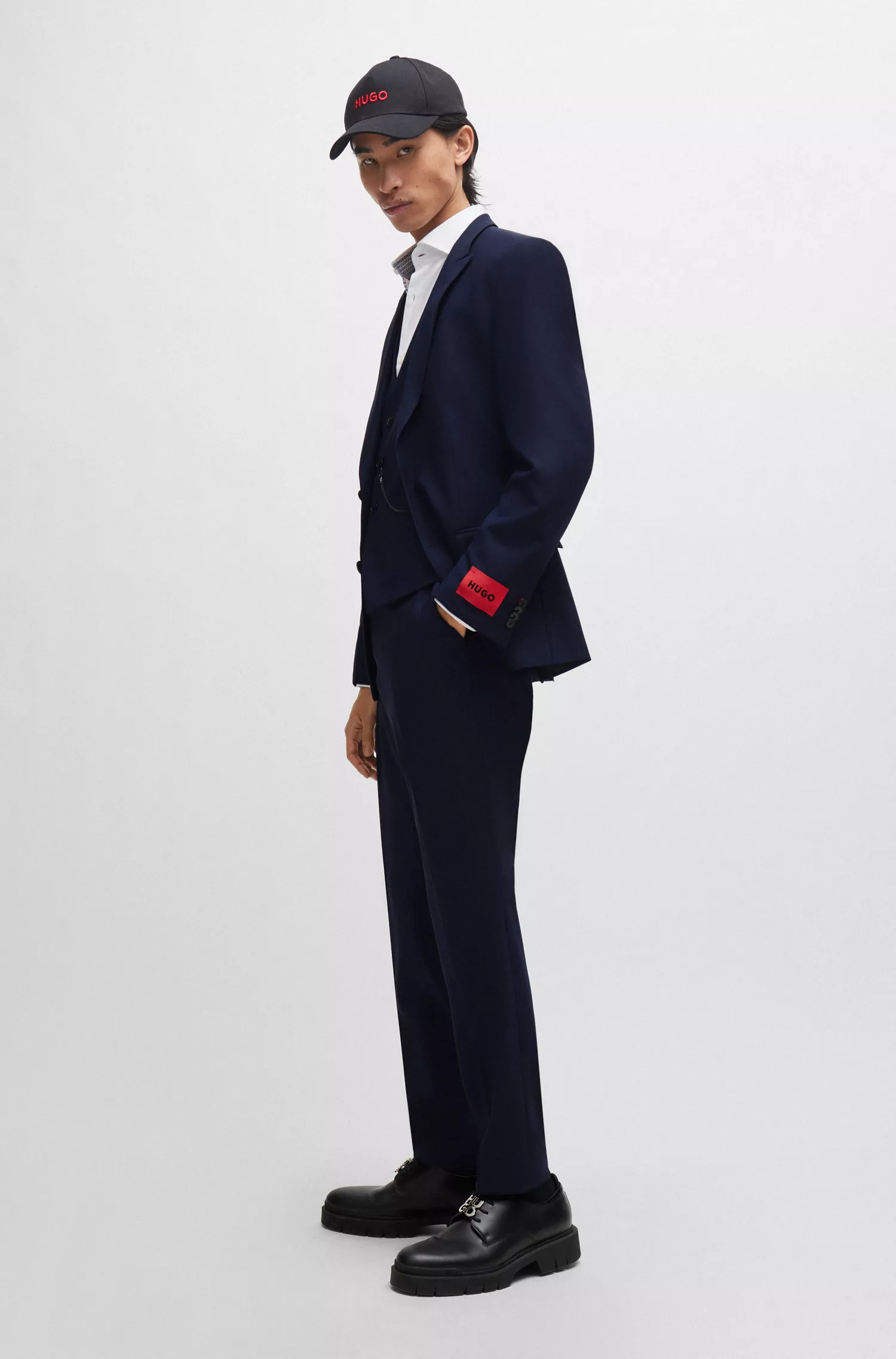 Terno HUGO vermelho de três peças, corte slim, em tecido elástico de alta performance.