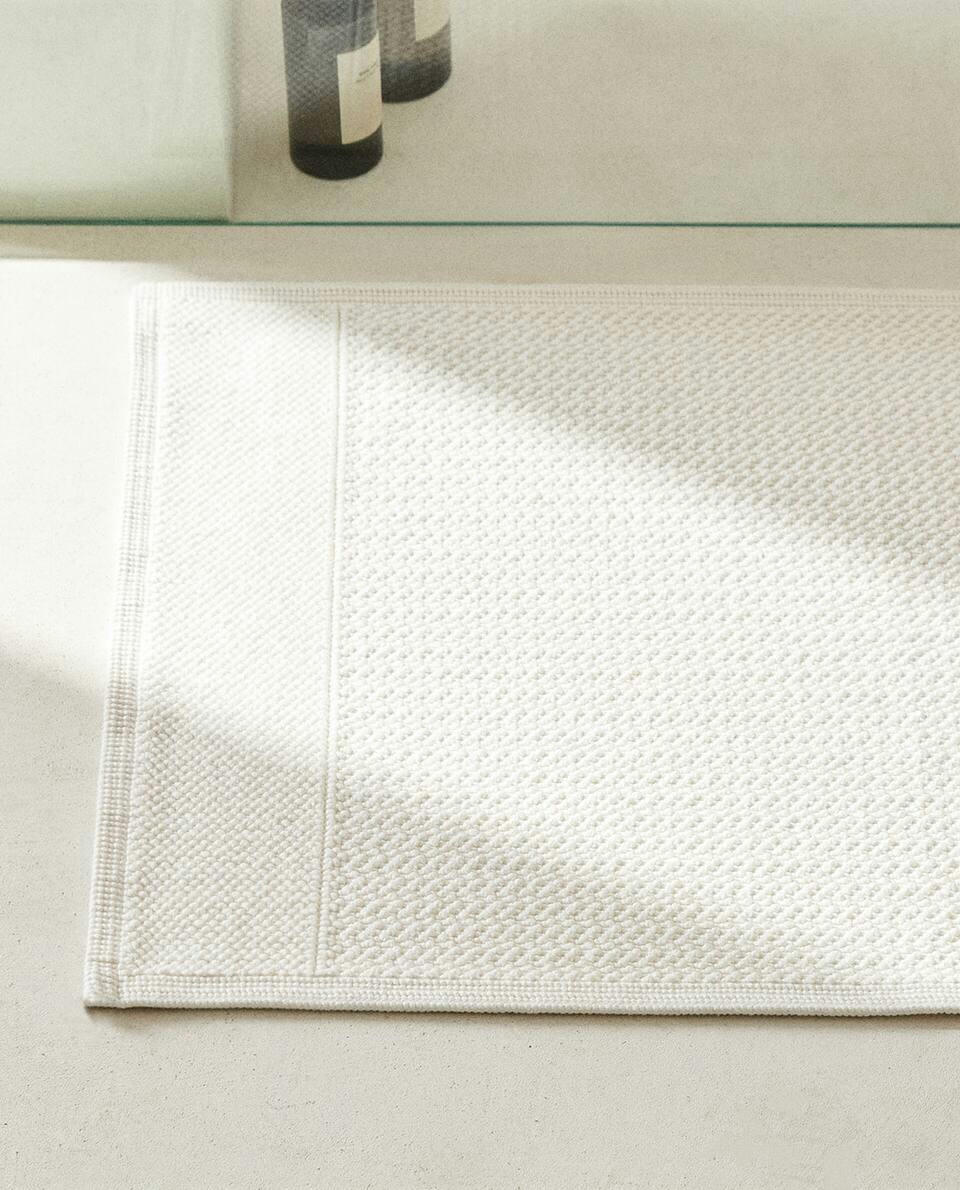 TAPETE DE BANHEIRO TEXTURIZADO COM PADRÃO WAFFLE
