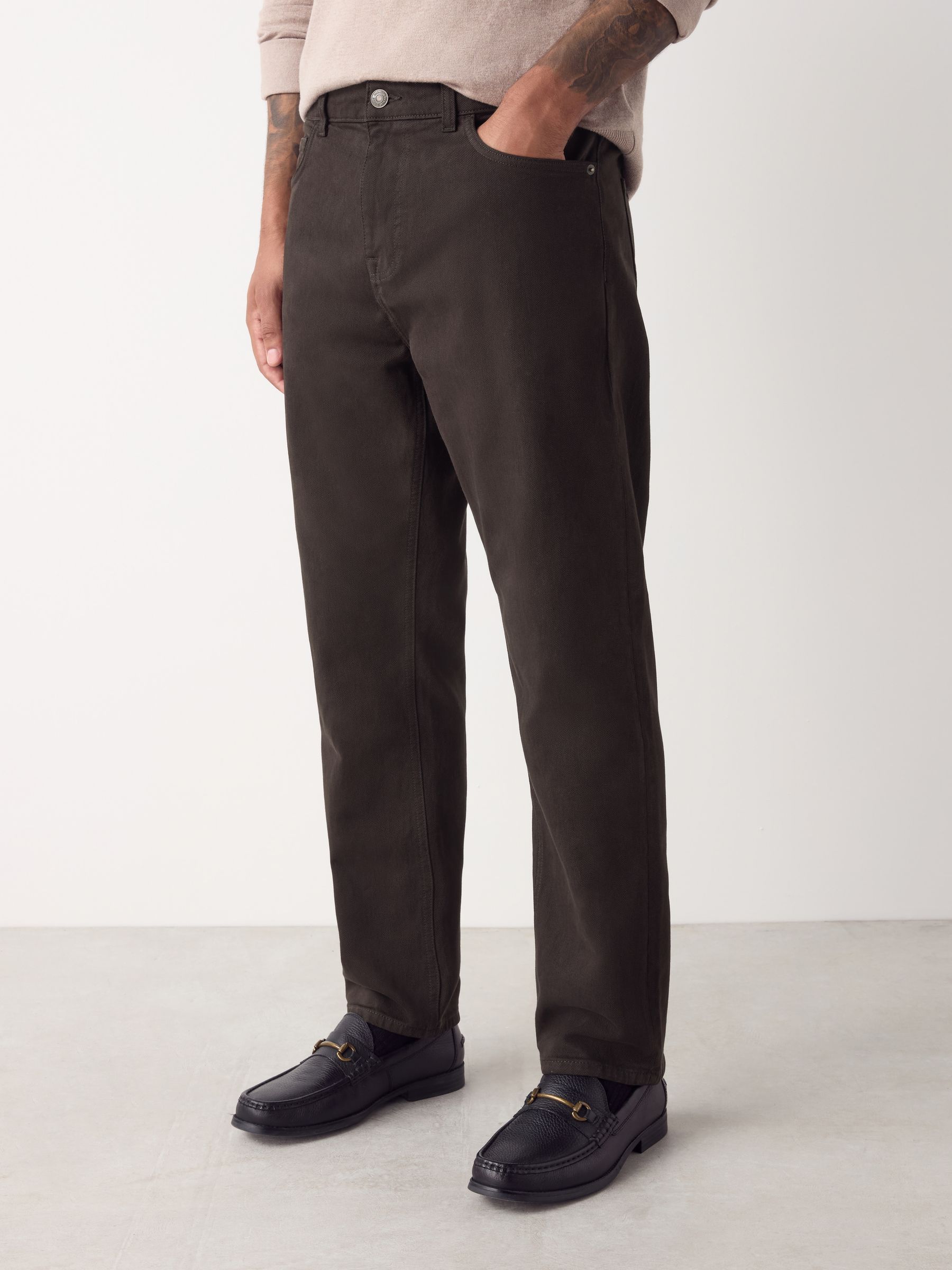 Chocoladebruin - Standaard toelopende pasvorm - Vintage wash denim jeans