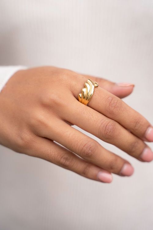 Statement ring met golf structuur