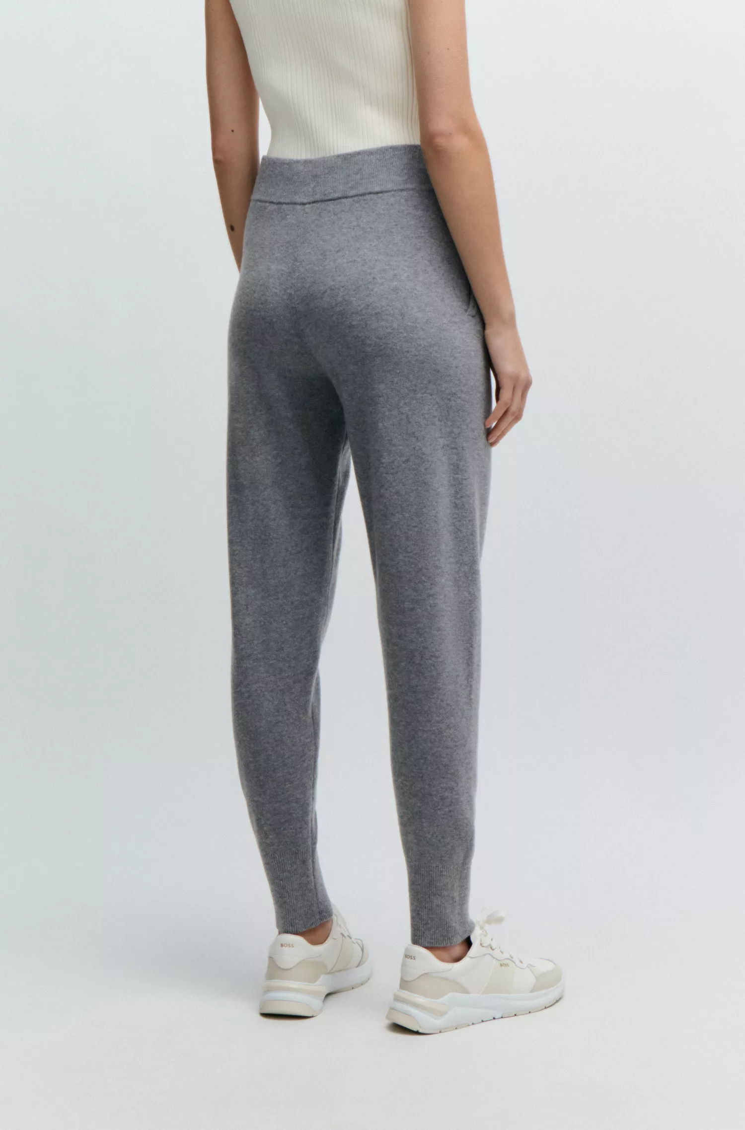 Calças BOSS pretas tricotadas em lã virgem e cashmere.