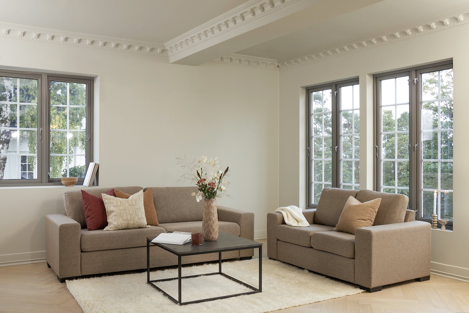 Nox sofabord Betongfarget med sort metall understell. 80x80 cm.
