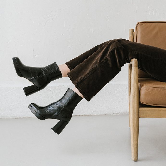 Boots à plateformes et bouts carrés  en cuir brillant noir
