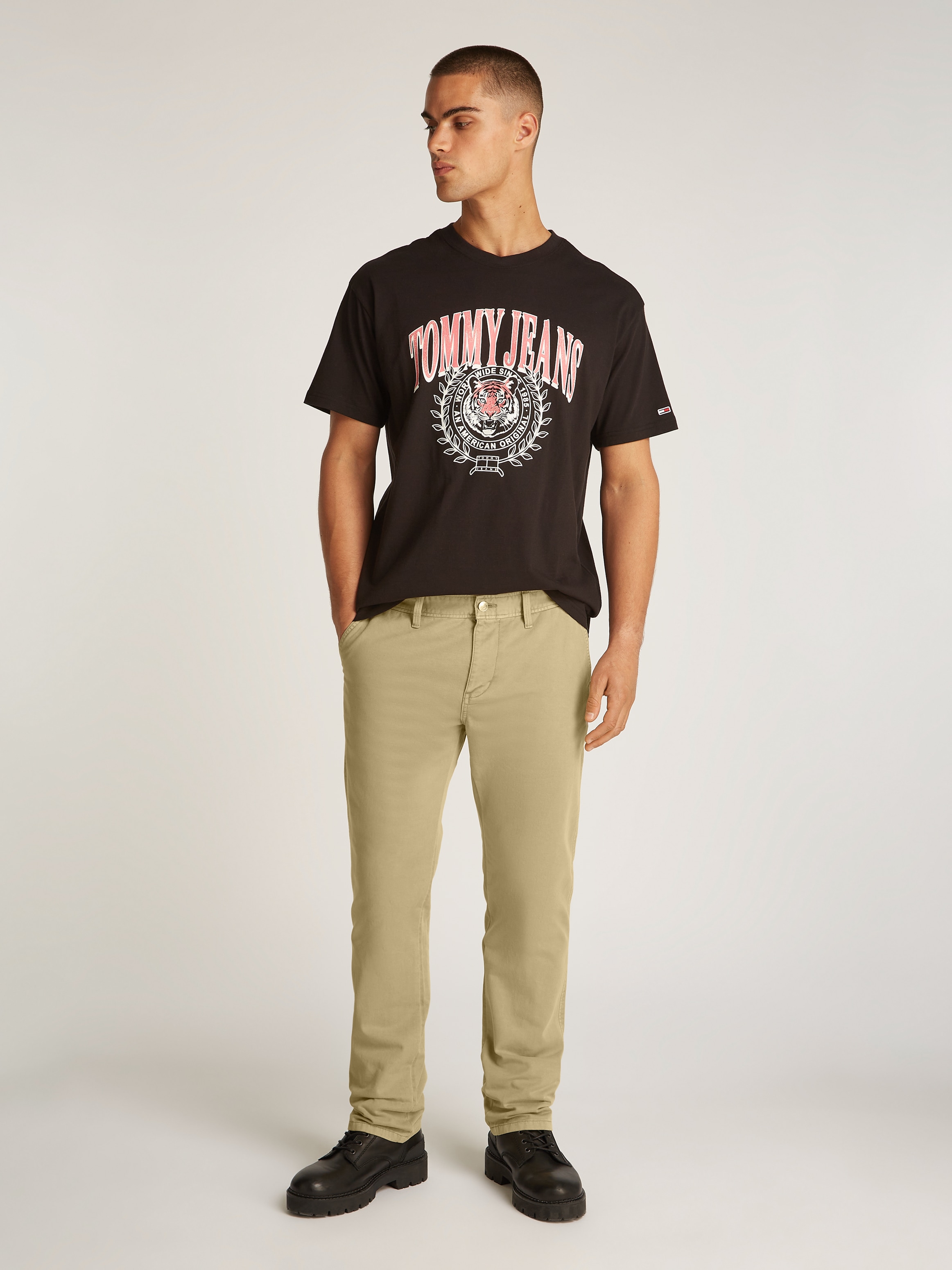 Tommy Jeans Chinohose »TJM RYAN CHINO«  mit Logostickerei