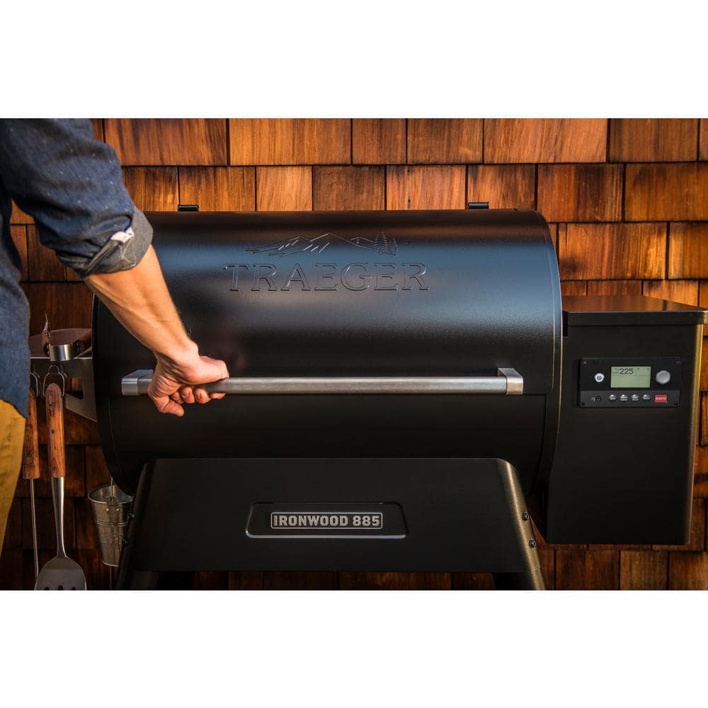 Churrasqueira e defumadora a pellets Ironwood 885 com Wi-Fi na cor preta.