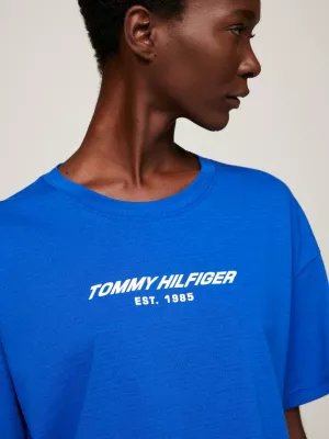 Camiseta esportiva cropped com logo, modelo casual e esportivo