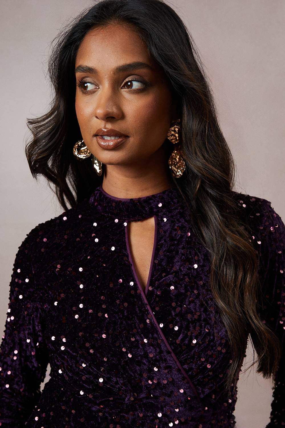Oasis Robe Mini en Velours à Sequins avec Décolleté Goutte d'Eau