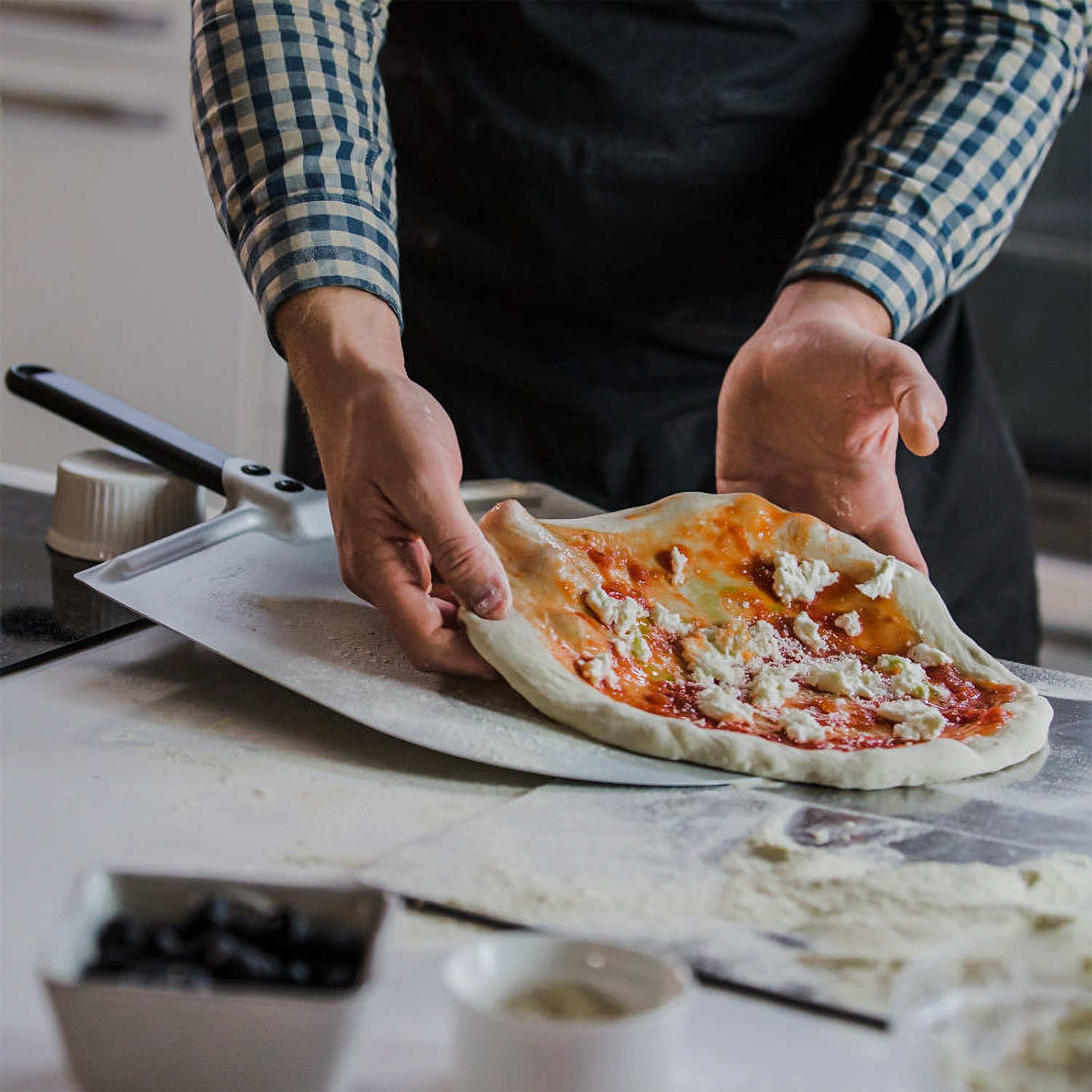 Kit pizza inox haute qualité : pelle à pizza 30cm, plateau de service et roulette découpe