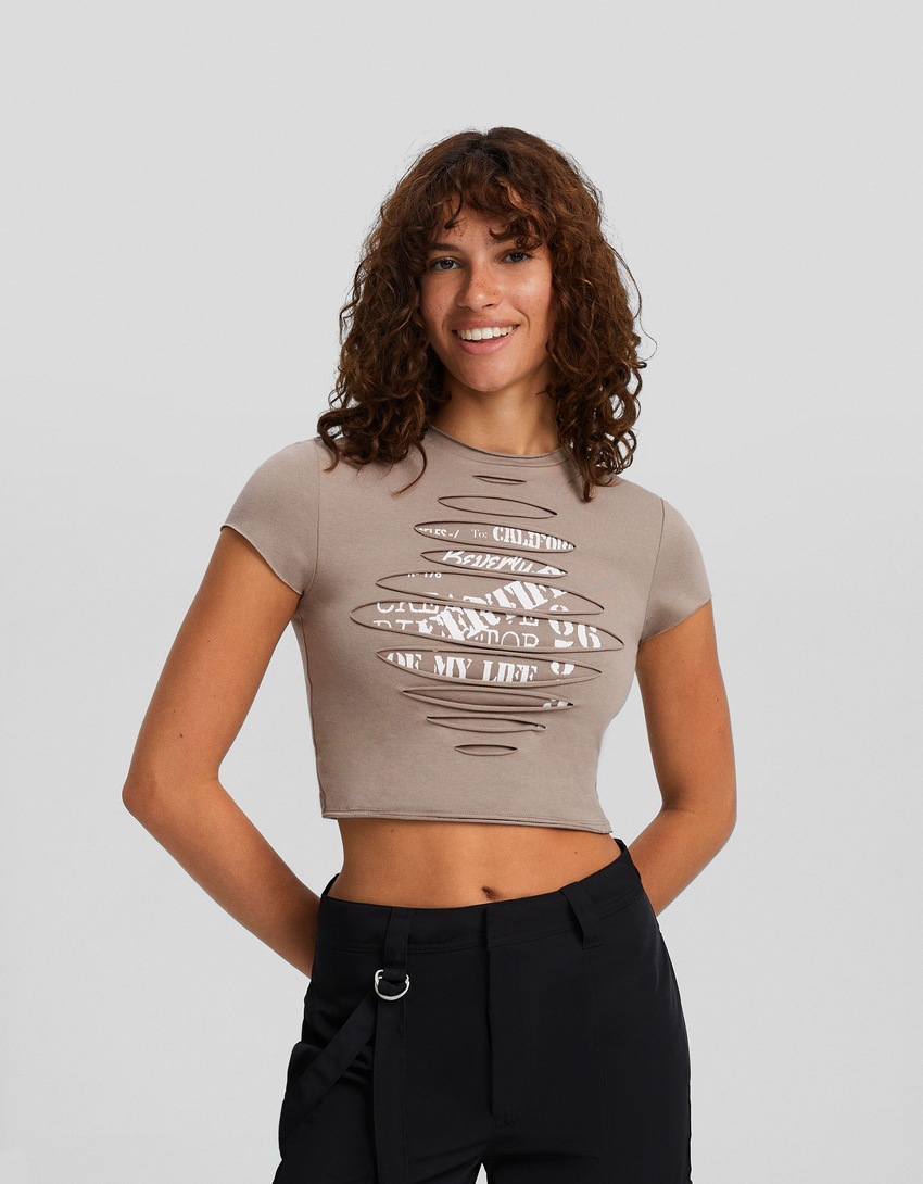 Camiseta de manga curta com camada dupla, costuras e estampa.
