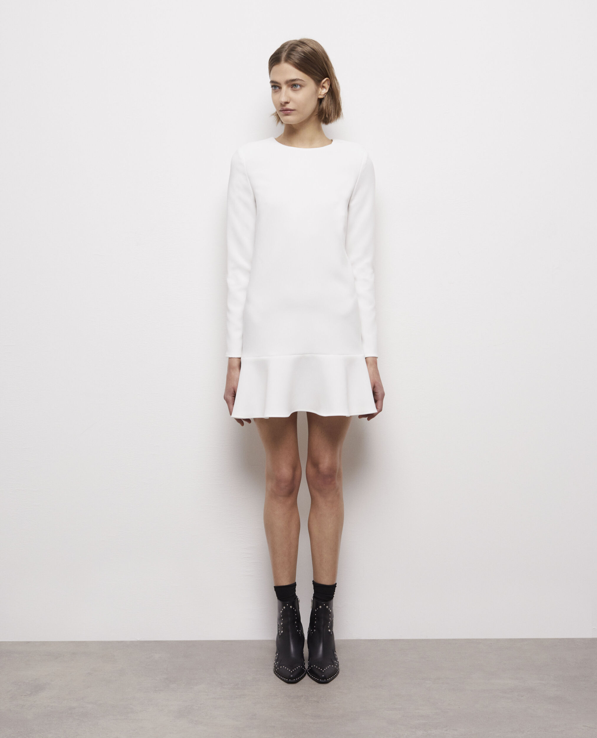 Robe courte blanche avec volant