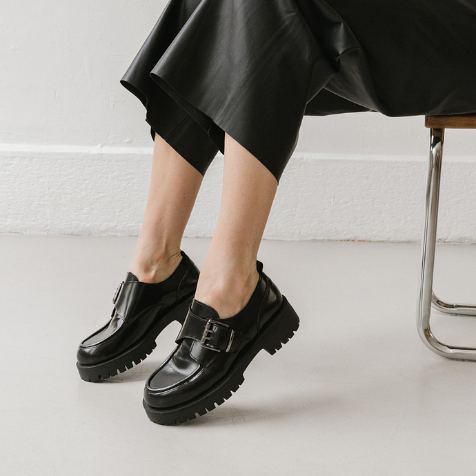 Derbies à talons plats, boucles et coutures apparentes  en cuir glacé noir