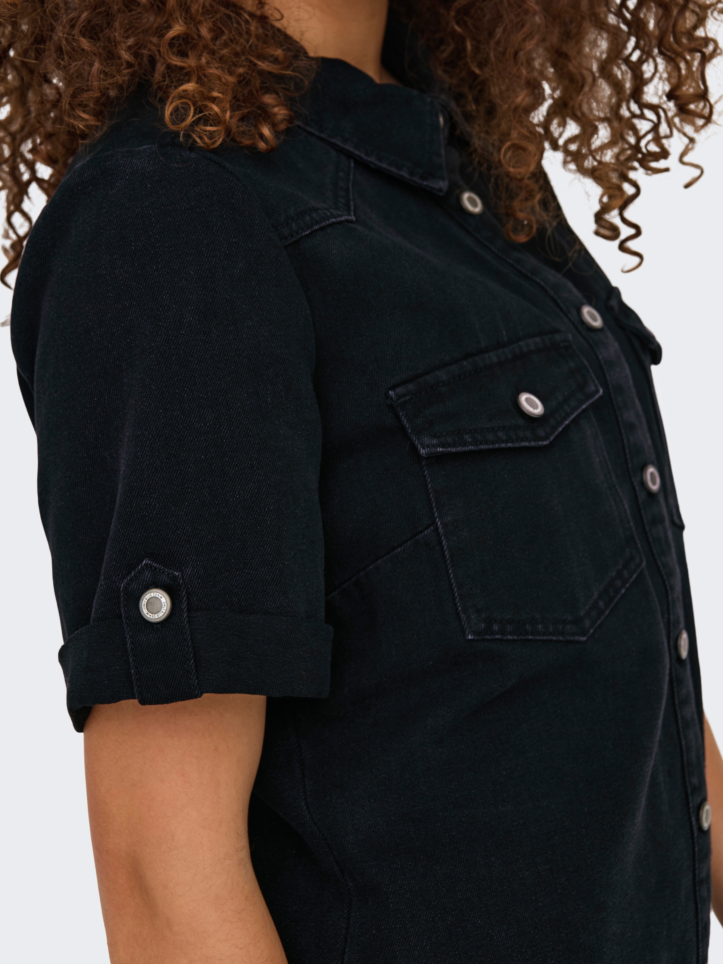ONLY Jeanskleid »ONLLISA – Denimkleid mit Knopfleiste und Brusttaschen« Brusttaschen modisch, Denim, regular fit, Baumwollmischung, Hemdkragen