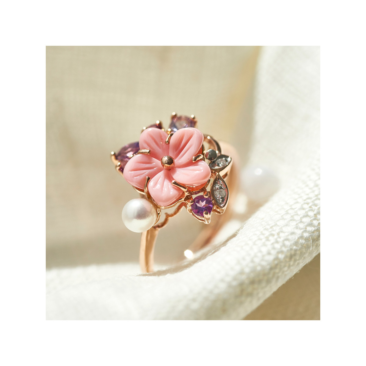 Bague or 375 rose fleur pierres fines diamants perle de culture de Chine et nacre rose