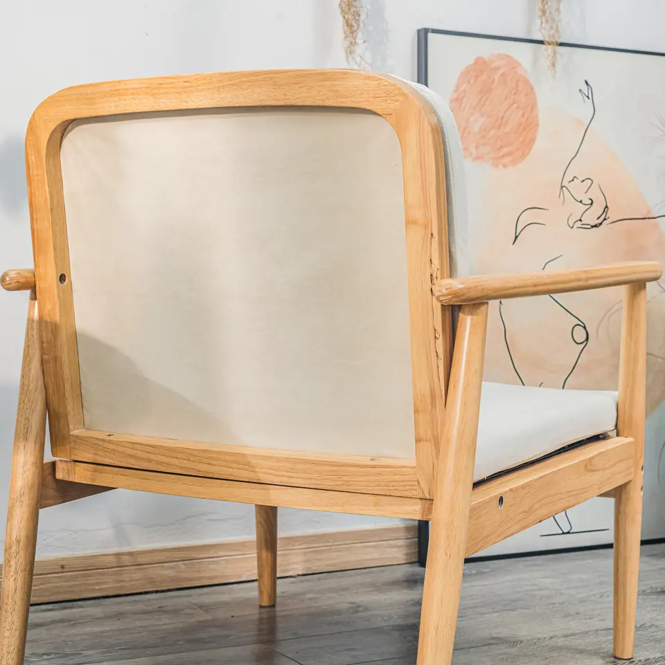 Fauteuil van massief hout en beige stof