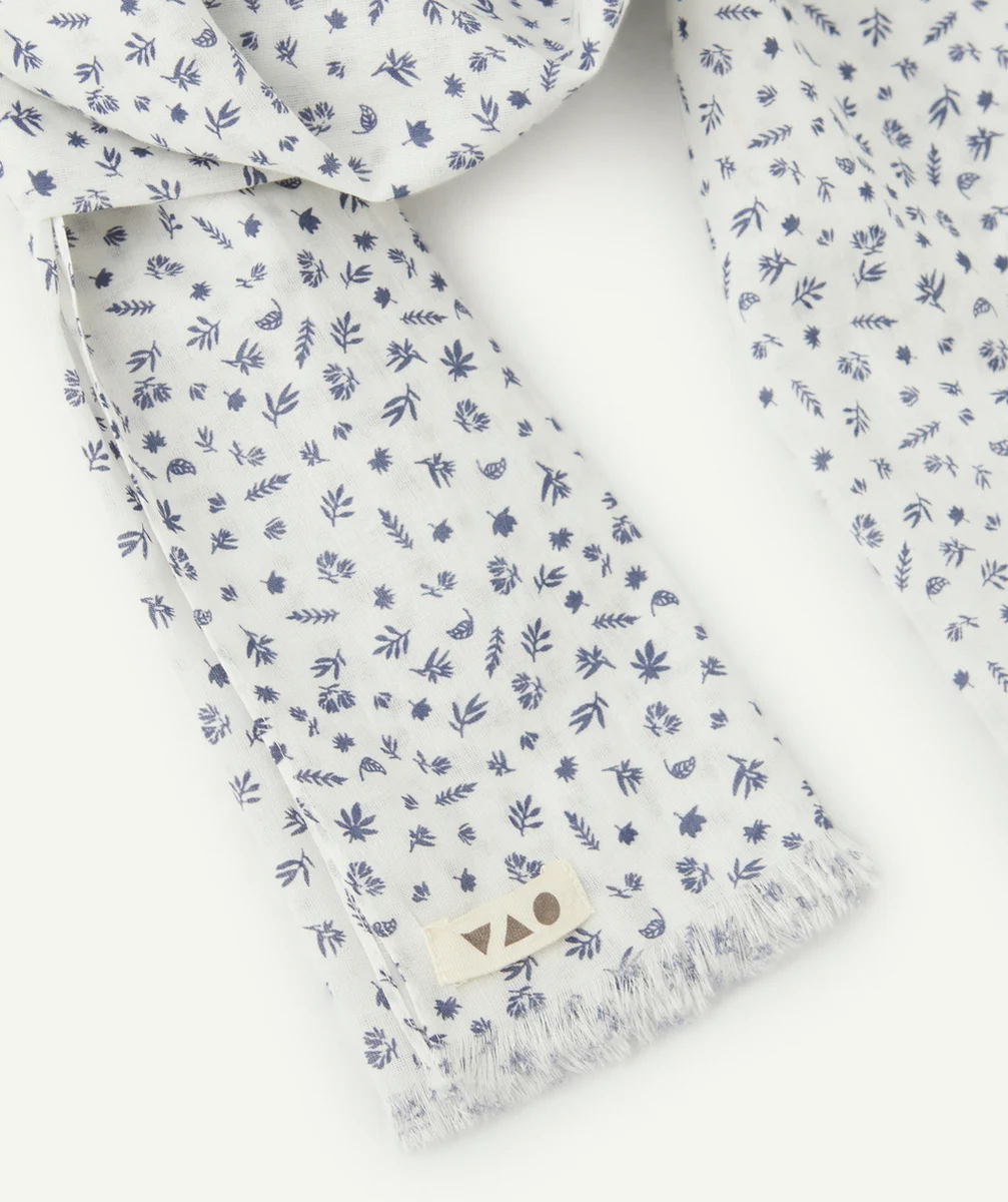 FOULARD GARÇON BLANC AVEC IMPRIMÉ FEUILLE BLEU MARINE