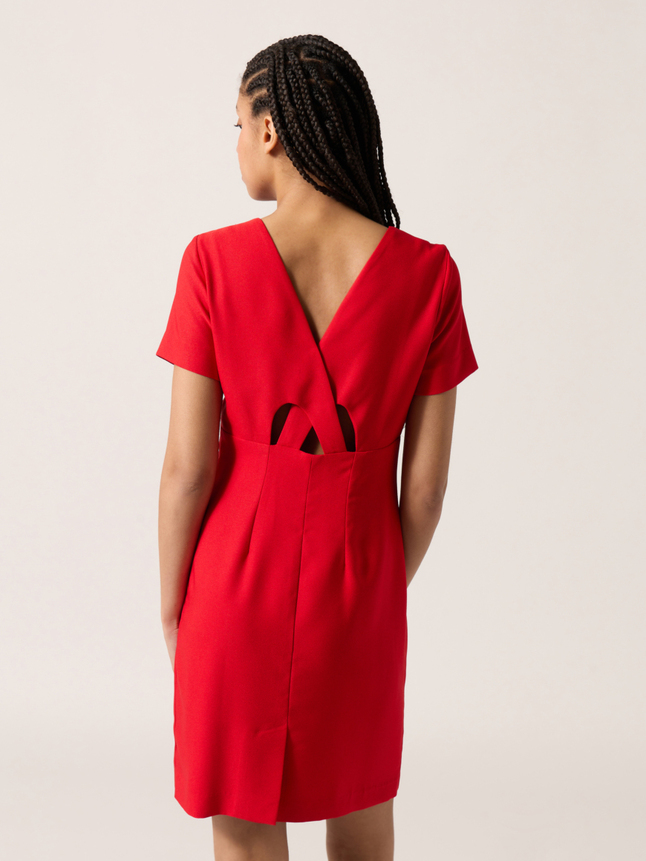 Robe court avec découpes dans le dos