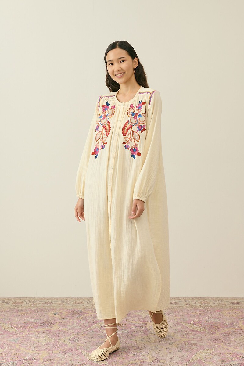 LOUISE MISHA<br>Vestido maxi bordado com mangas compridas DJINALIA