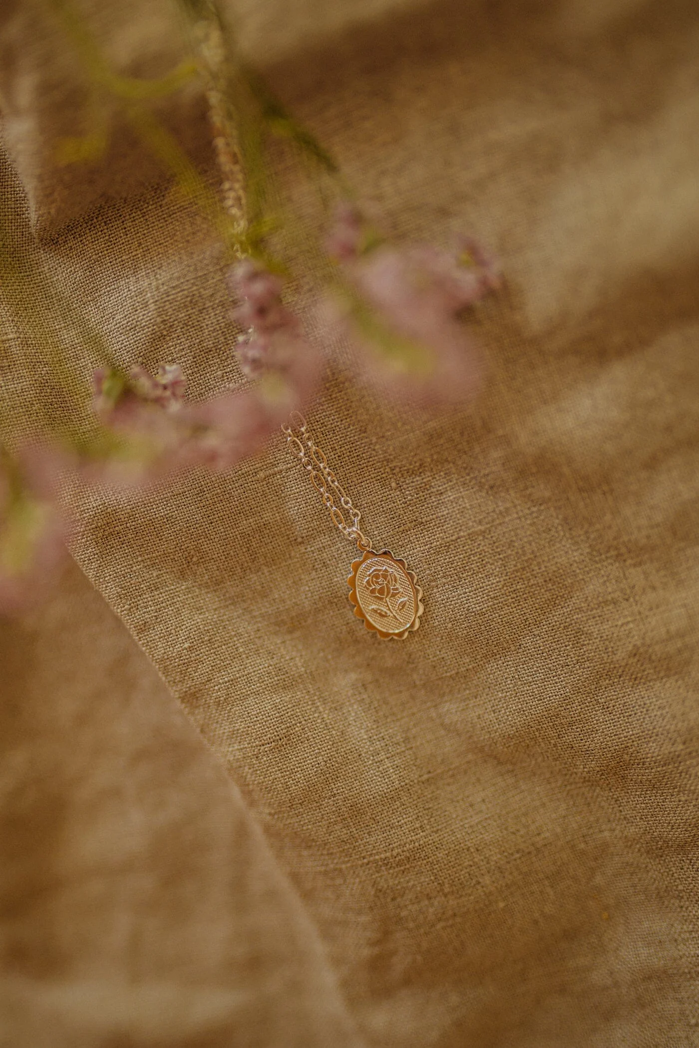 THÉMIS - Collier fleur émaillé doré à l'or fin | Argent