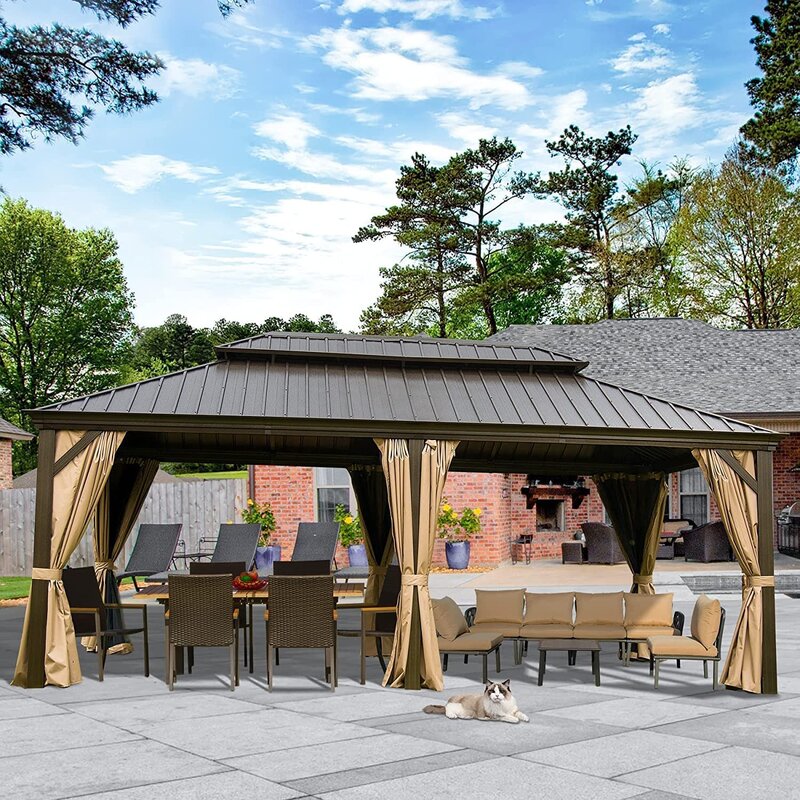 Gazebo Calaro em aço galvanizado para pátio, com 5,94 m de largura x 3,35 m de profundidade.