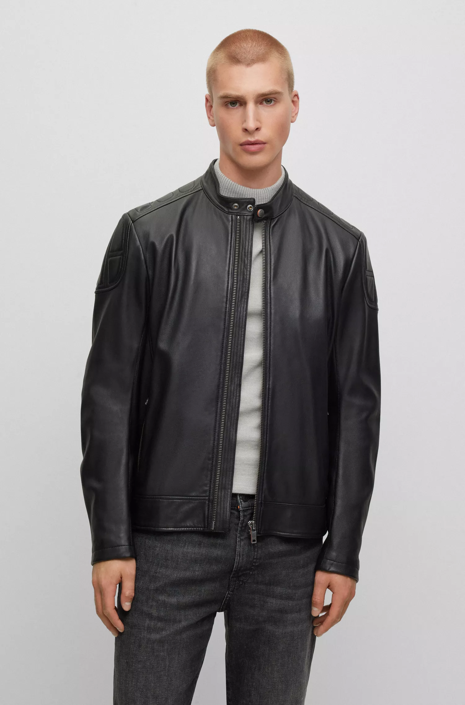 Jaqueta de couro BOSS laranja, corte slim, estilo motociclista, com acolchoamento.