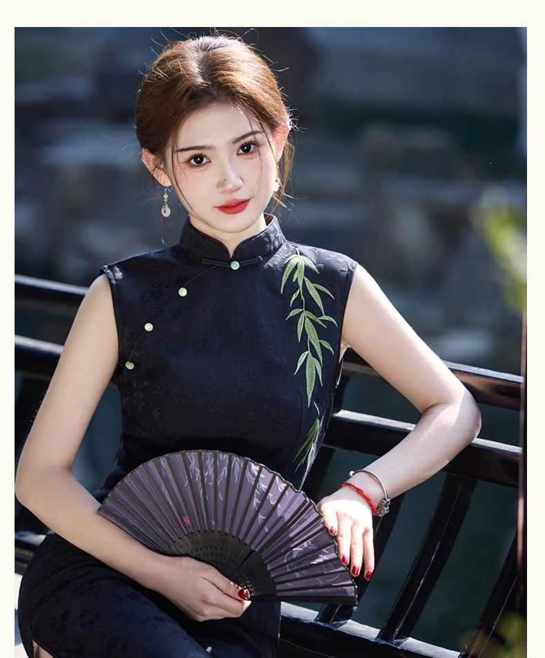 Catamin - Traditionele Chinese mouwloze staande kraag bamboe geborduurde split satijnen midi-schede qipao