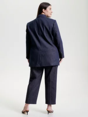 Blazer de sarja com abotoamento duplo e modelagem ajustada ao corpo.