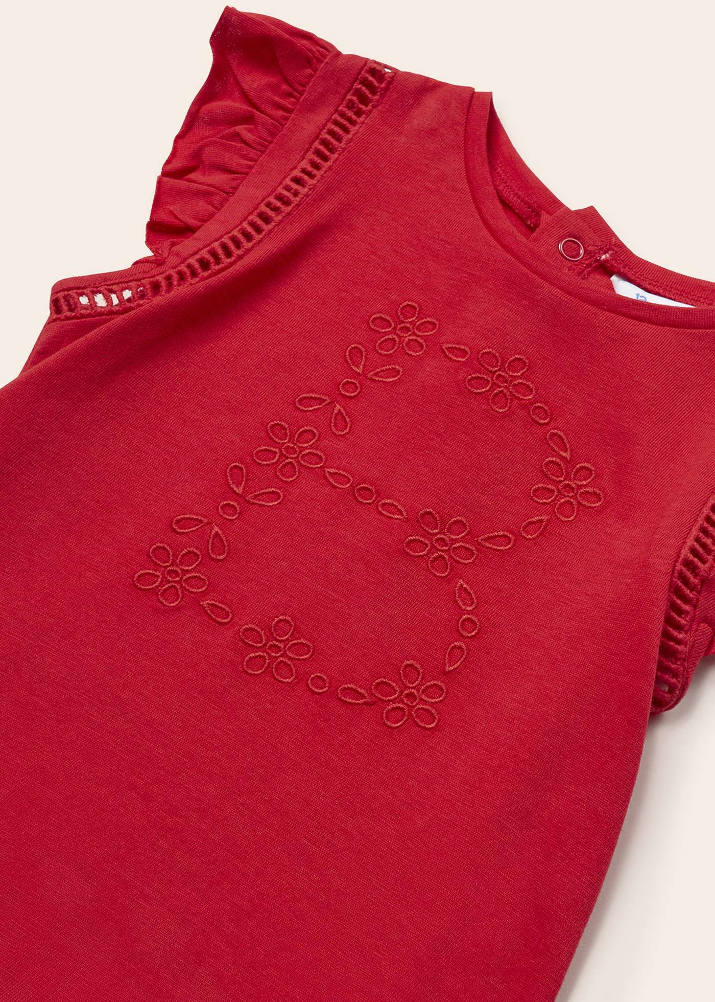 Camiseta infantil com bordado em algodão sustentável.