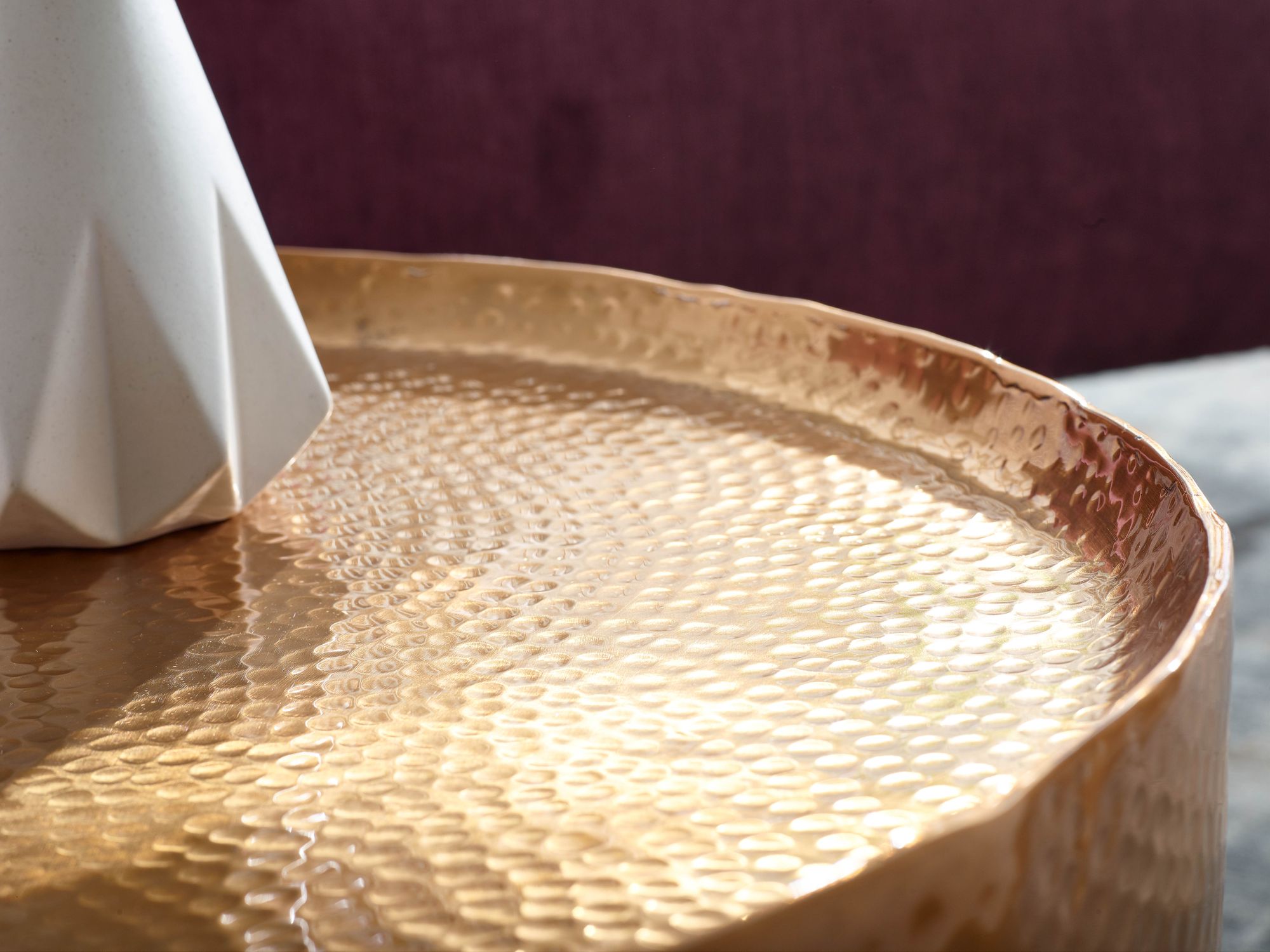 KADIMA DESIGN Orientalischer Couchtisch ANIENE: Hammerschlag-Struktur, Aluminium, hohl, 40 kg Belastung, goldfarben lackiert.