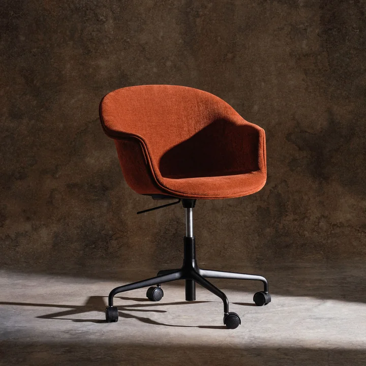 Gubi - Bat Meeting Stuhl Vollpolsterung, schwarz / Dedar Rot (Belsuede Special 133)