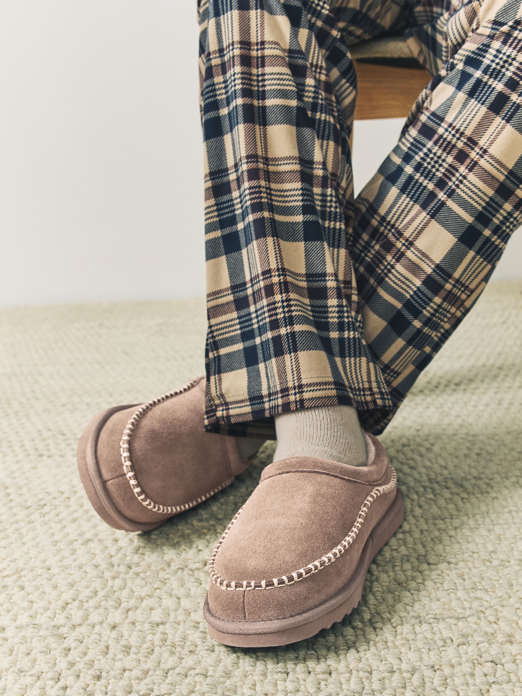 Bruin - Signature Suede Stitch Detail Slippers