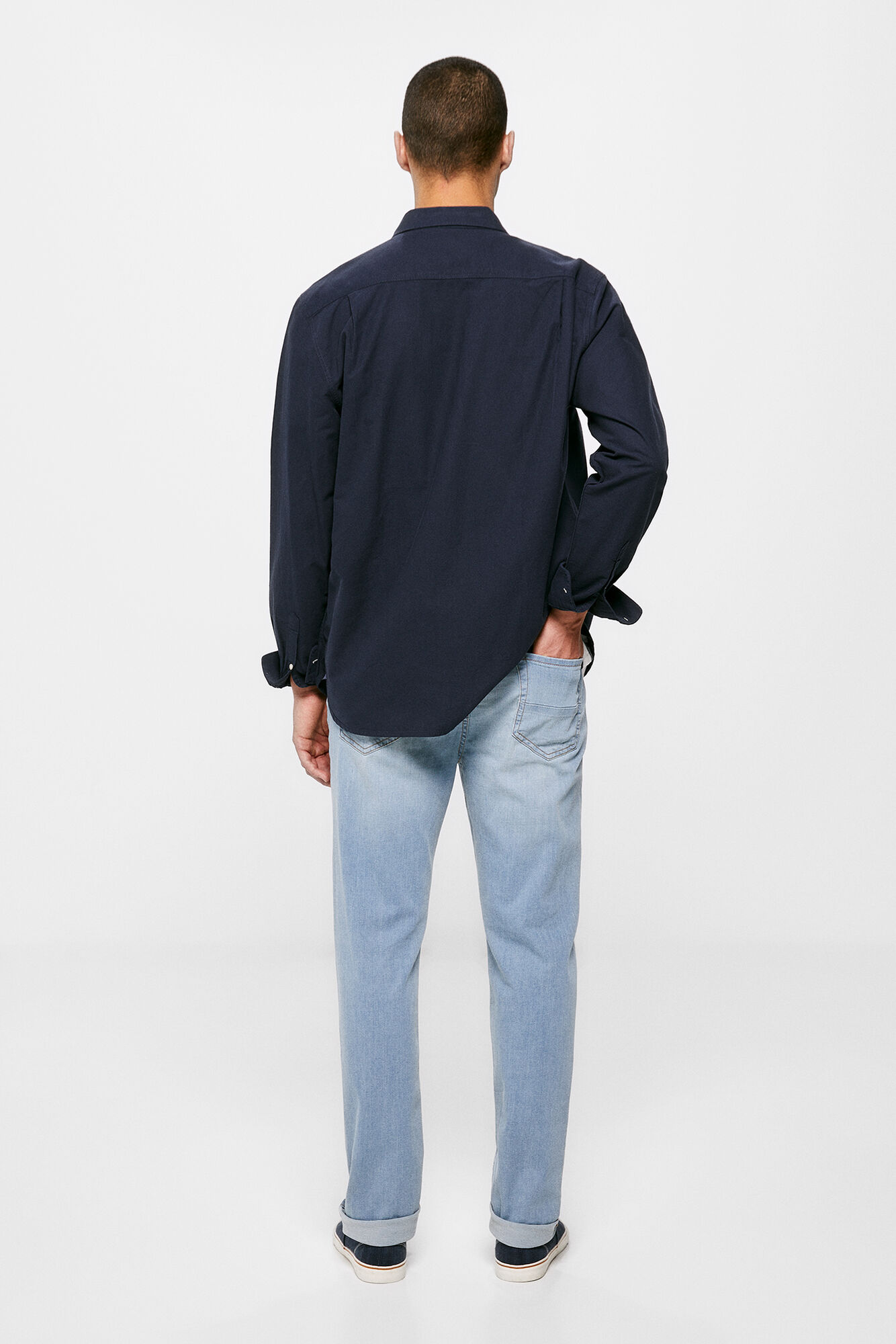 Calça jeans slim ultraleve, lavagem média clara.