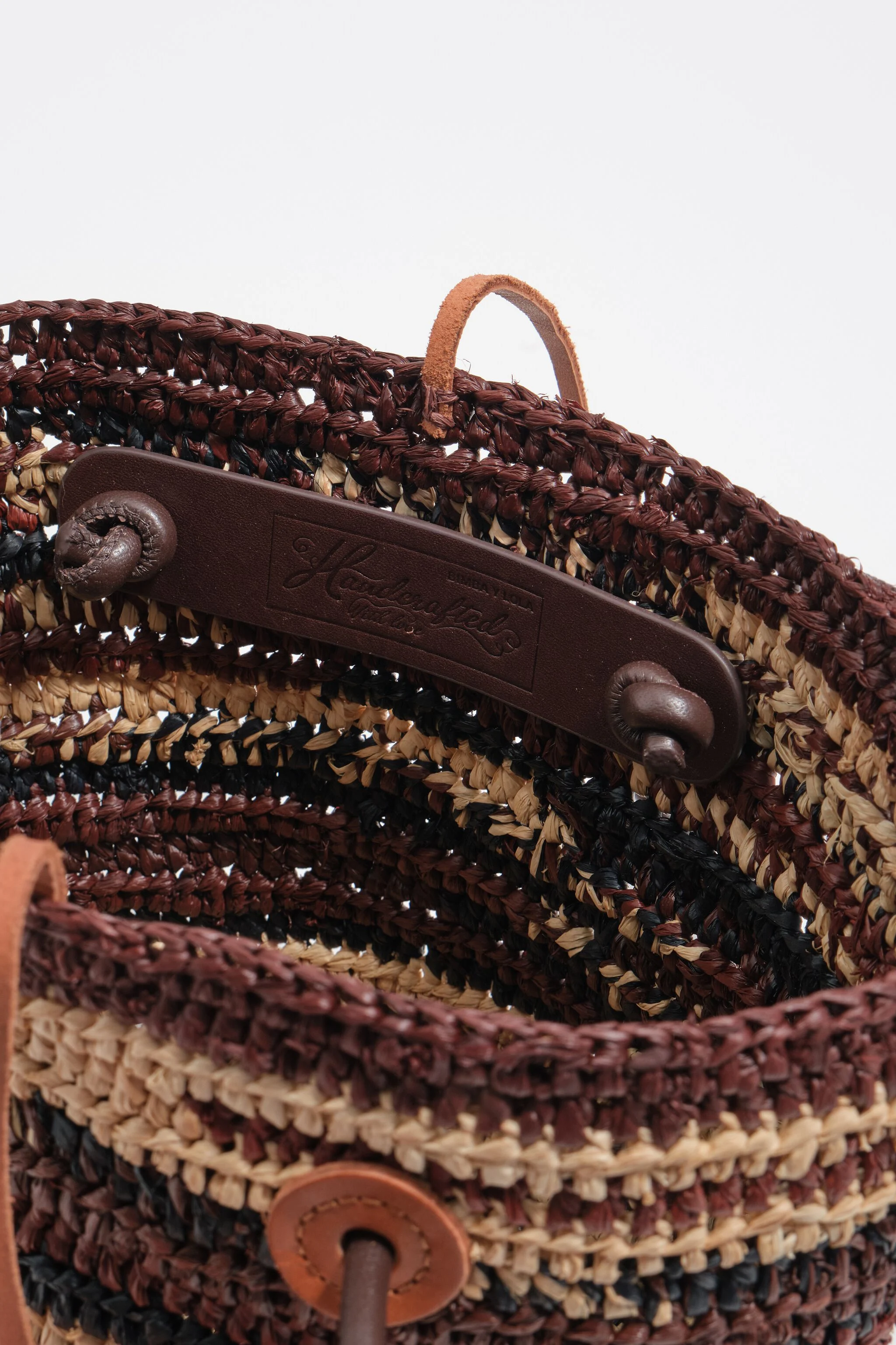 Bolsa pequena de ráfia marrom-escura