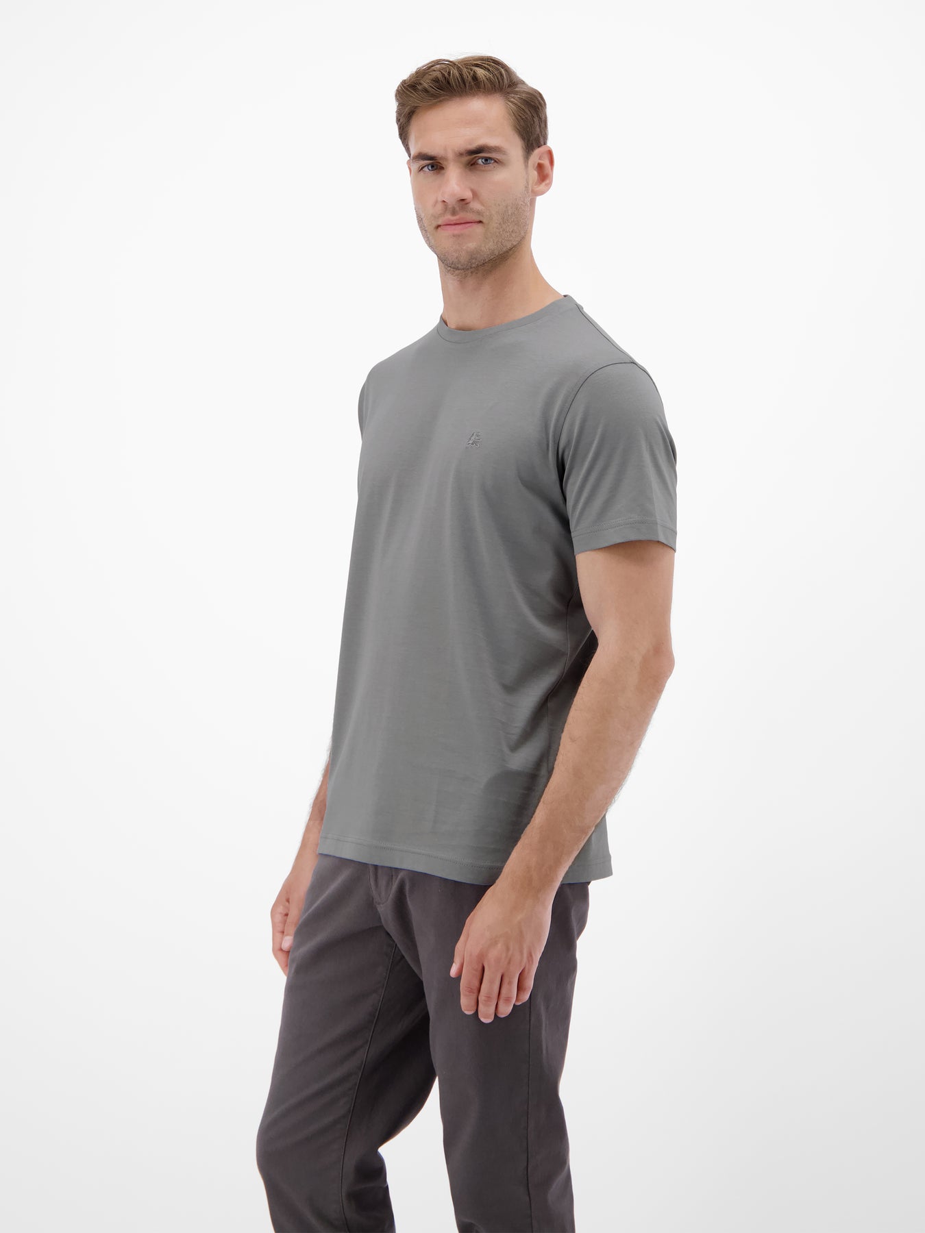 Basic T-Shirt mit Logostitck, unifarben