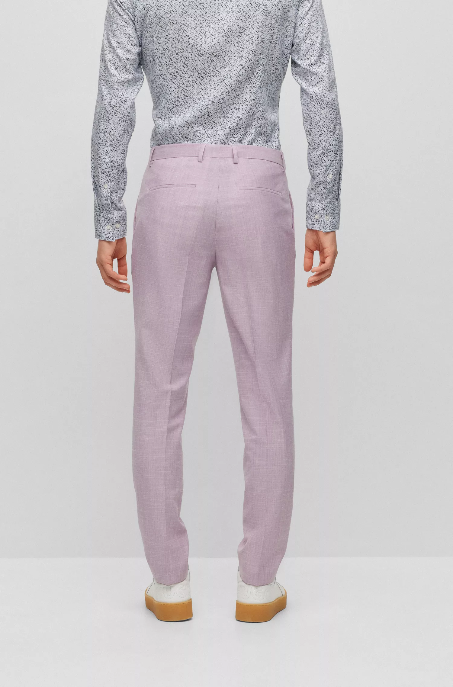 Terno HUGO vermelho, corte slim, em tecido elástico de alta performance com estampa.