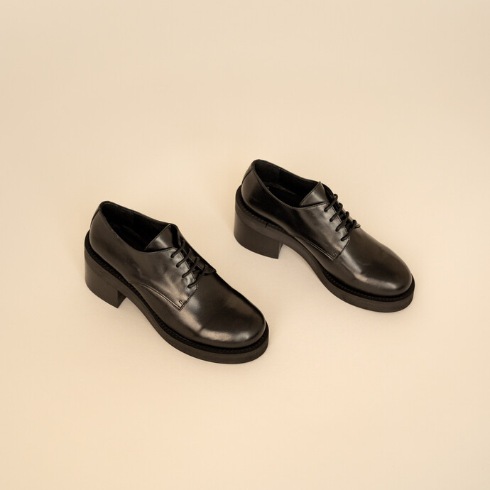 Derbies à talons et lacets  en cuir noir