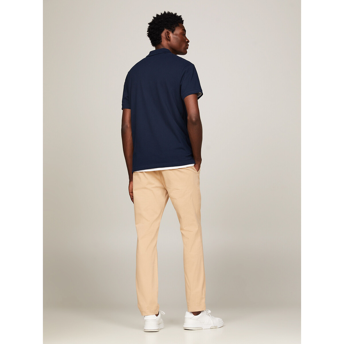 TOMMY JEANS<br>Polo reta com logo de distintivo